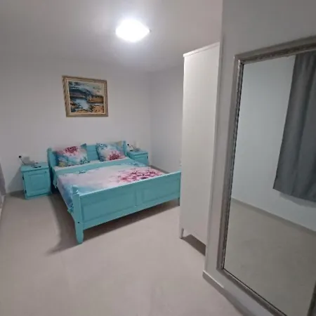 Hoehlenmensch 2 By Interhome * Pula