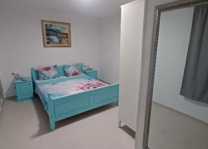 Hoehlenmensch 2 By Interhome * Pula